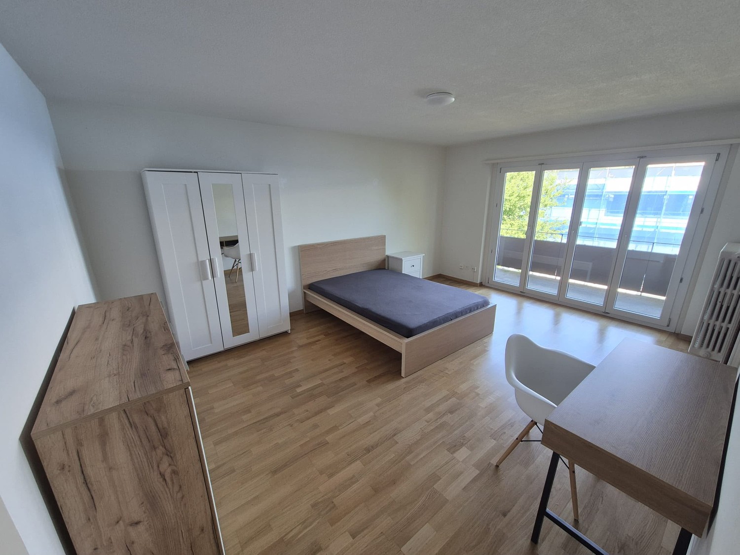 Bright room with private balcony in Witikon WG