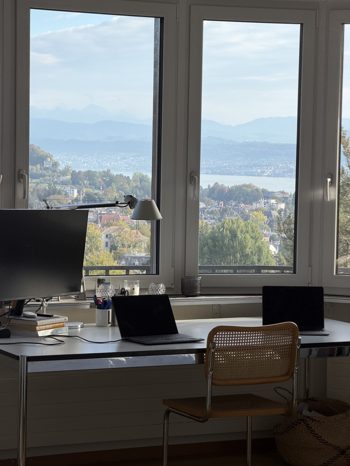 Spacious room in shared flat in Zurichberg with lake views